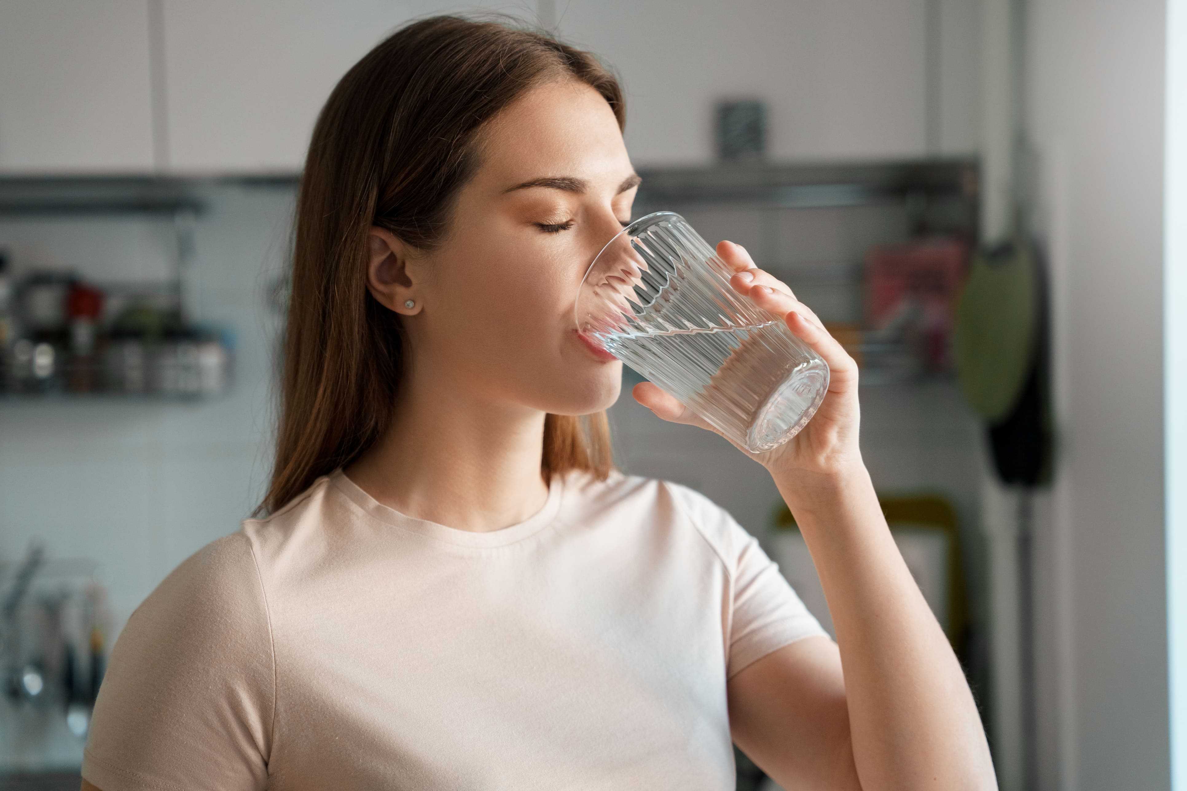 Frau trinkt genüsslich Wasser