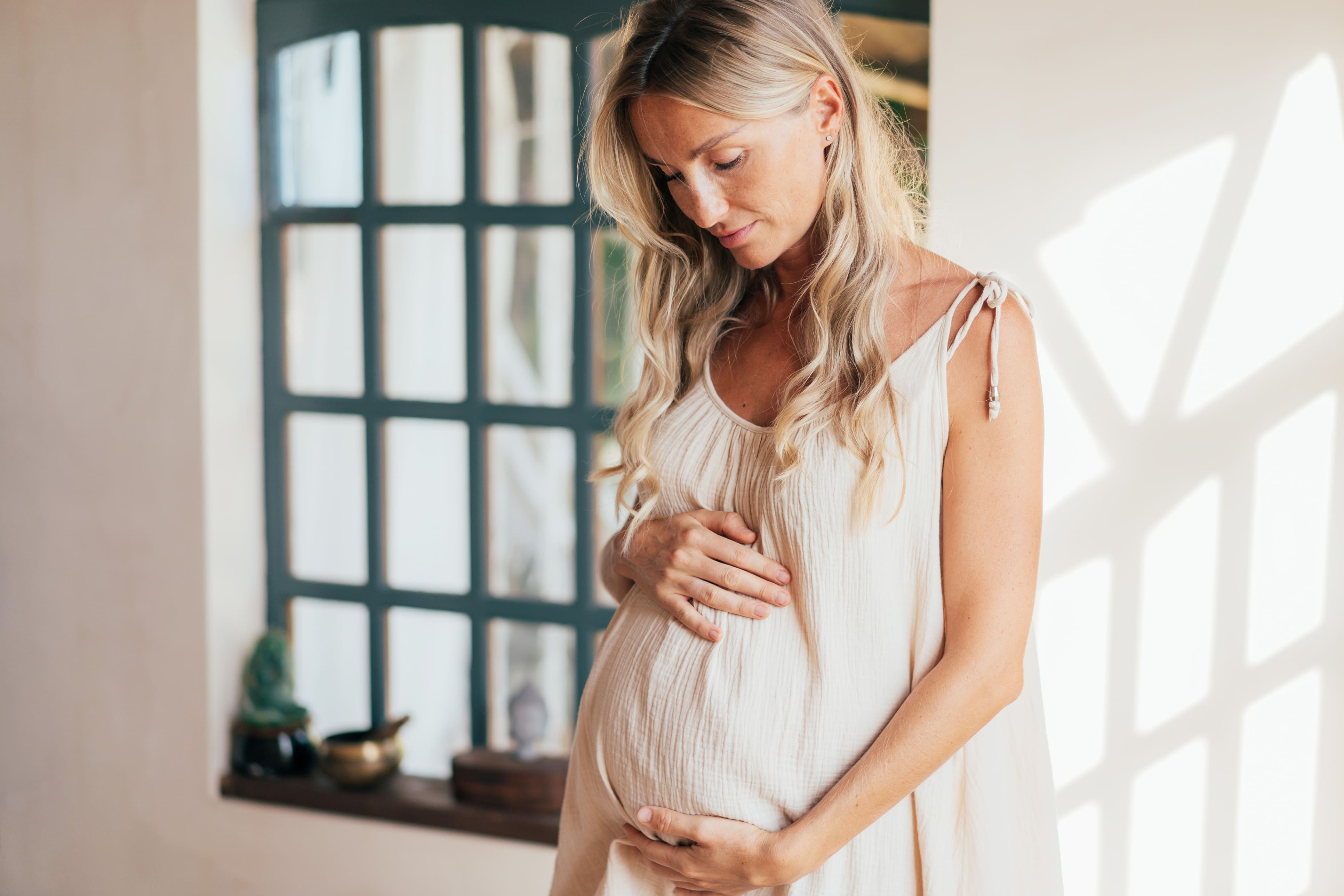 Schwangere streichelt Babybauch