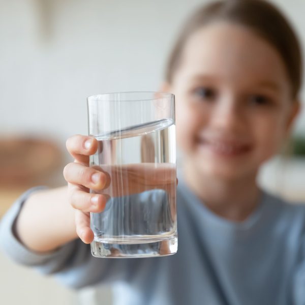 Kind mit Wasserglas